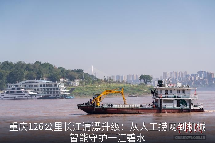 清漂船行驶在江面