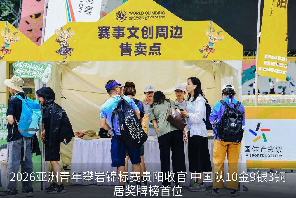 中外游客在市集文创摊位前挑选商品